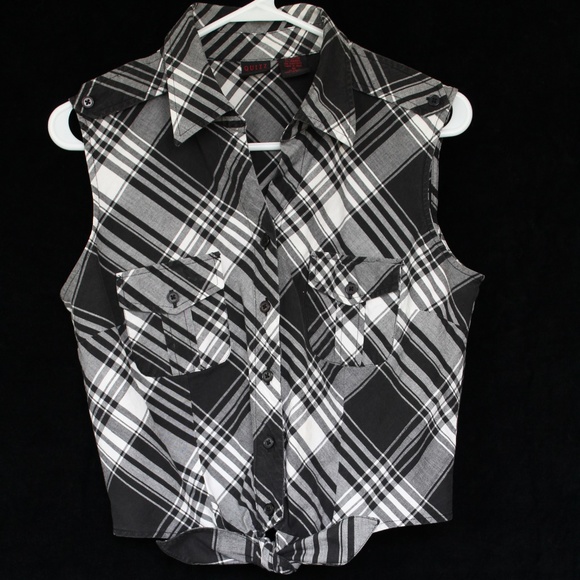 Quizz Again Tops - Quizz Again black/white tie front crop top sz M